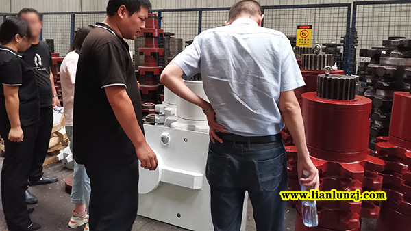 貴陽彭總開展刮板機配件業務，來我廠考察參觀！